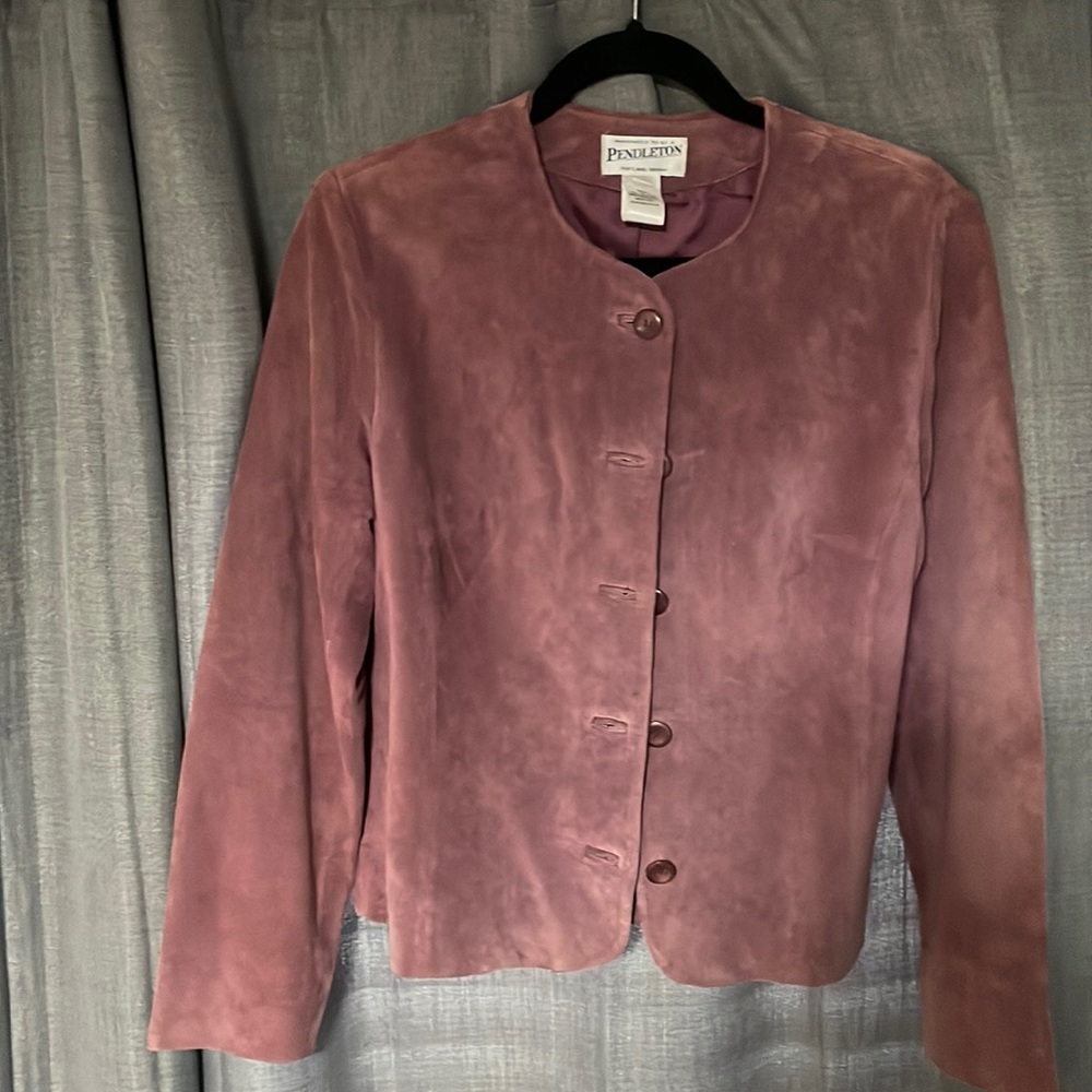 Pendleton. 100% leather outer and 100% Polyester lining.  Size small Women’s.